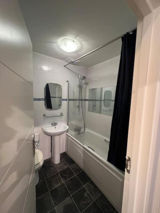 לונדון Lovely 1 Bedroom Apartment In West Kensington מראה חיצוני תמונה